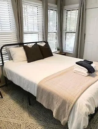 Hideaway - Private With Kitchen & Parking Holiday home